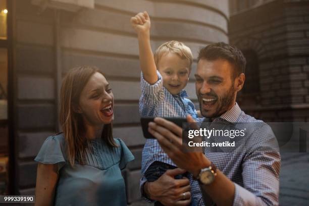 finden sie etwas interessantes für euch zu zeigen - family game night stock-fotos und bilder