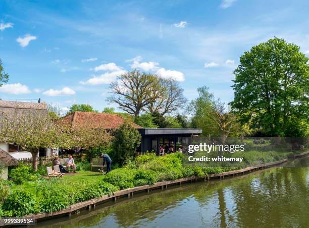 在薩福克 flatford 磨坊的水邊咖啡館, 人們享受陽光。 - eastern england 個照片及圖片檔