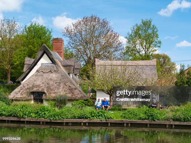 besucher neben dem fluss stour flatford mill, suffolk - ostengland stock-fotos und bilder