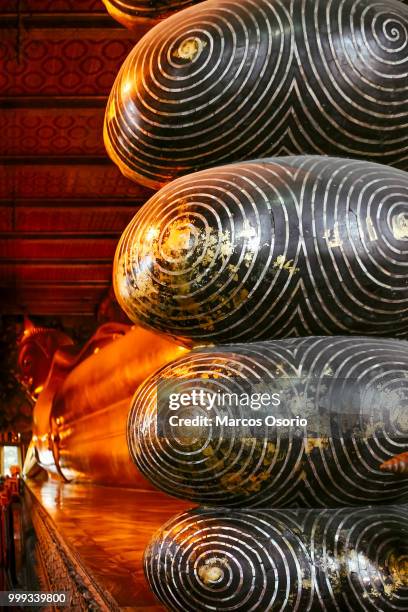 reclining buddha bangkok. - reclining buddha statue stock pictures, royalty-free photos & images