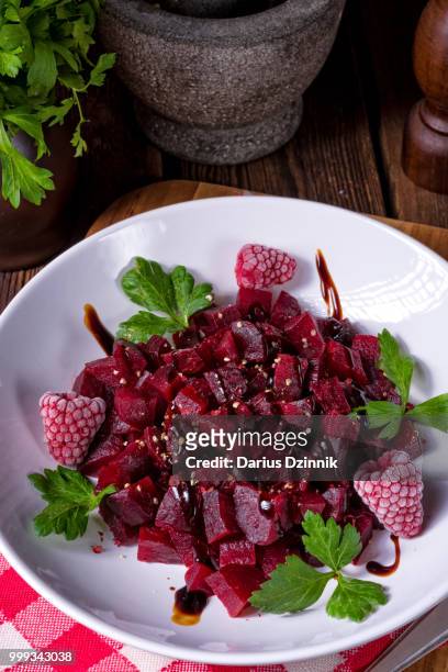 beetroot salad with raspberries - side salad fotografías e imágenes de stock