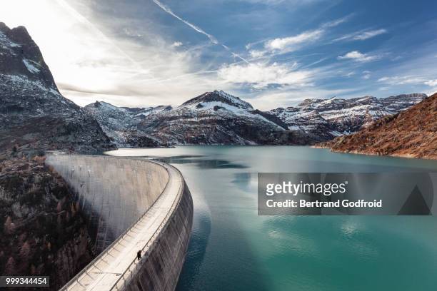 barrage et lac d'emosson - schweiz stock-fotos und bilder