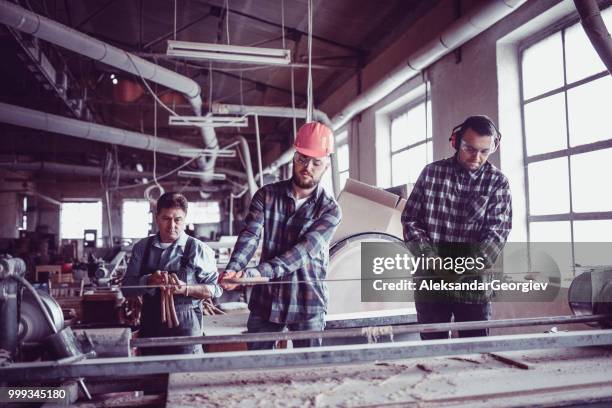 senior carpenter en colaboración con aprendices en la fábrica - aleksandar georgiev fotografías e imágenes de stock