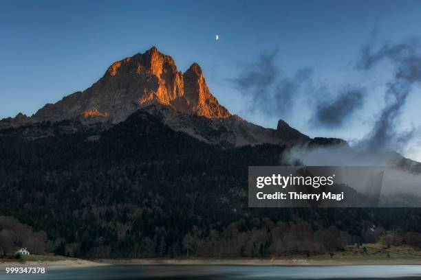 entre feu et lune - lune - fotografias e filmes do acervo