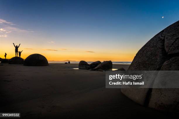 happy sunset - moeraki boulders ストックフォトと画像