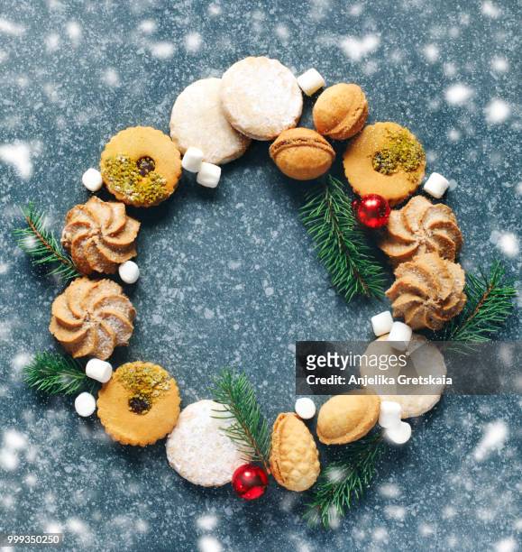 christmas cookies wreath. assorted cookies: linzer cookies,short - chalcedony stock pictures, royalty-free photos & images