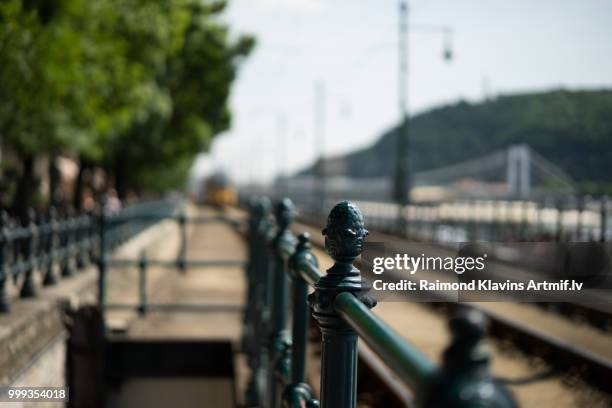 old metall fence near chain bridge in budapest - metall fotografías e imágenes de stock