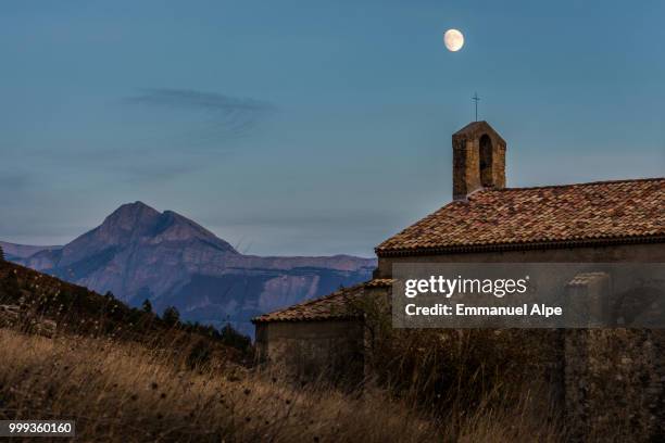 eglise de courbons et pic du couard - eglise stock-fotos und bilder