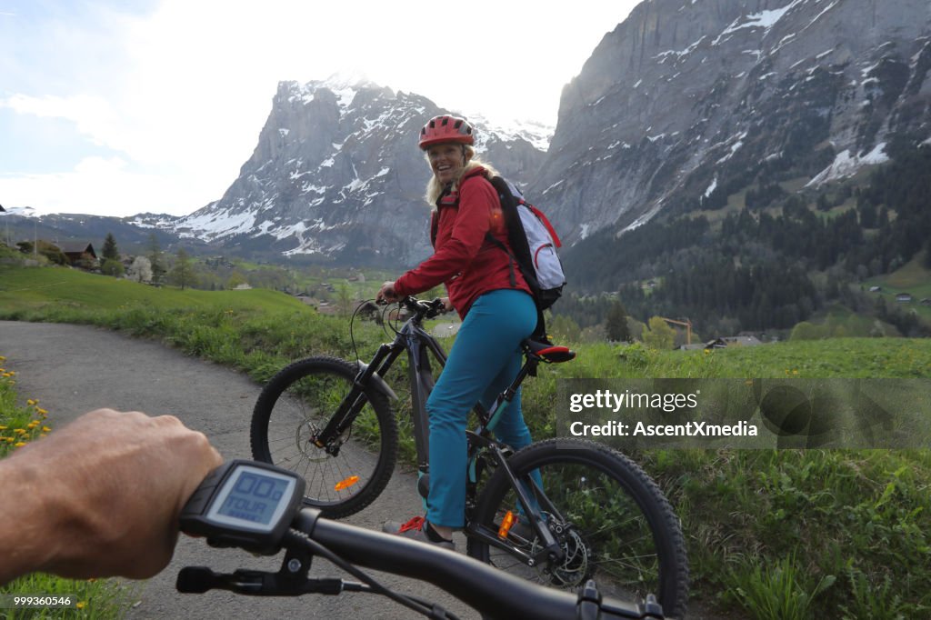 POV, Frau auf Ebike in Bergen