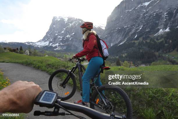 pov femme sur ebike en montagnes - évasion du réel photos et images de collection