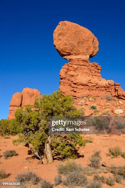 balanced rock at arches national park - balanced rock arches national park stock pictures, royalty-free photos & images