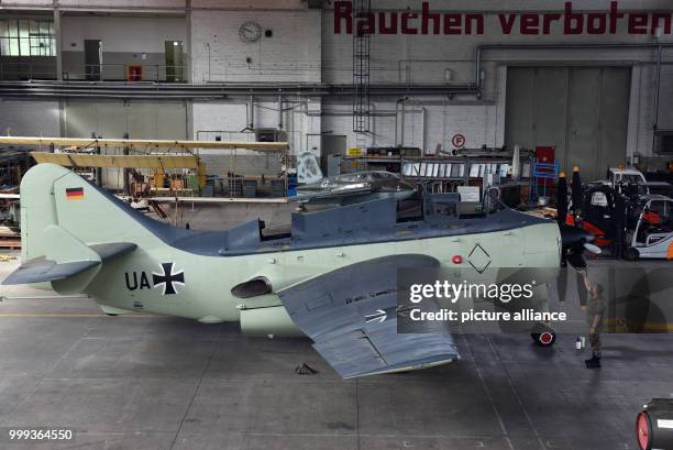 Im Restaurationshangar des Militärhistorischen Museum der Bundeswehr Flugplatz Berlin Gatow werden am in Berlin eine Fairey Gannet eine Farman 3 und...