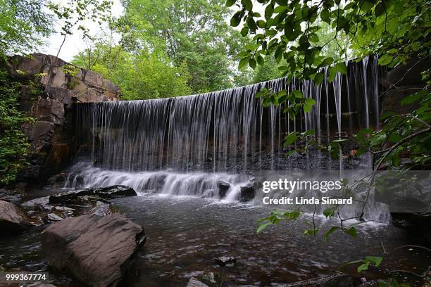 cascade transparente - transparente stock pictures, royalty-free photos & images