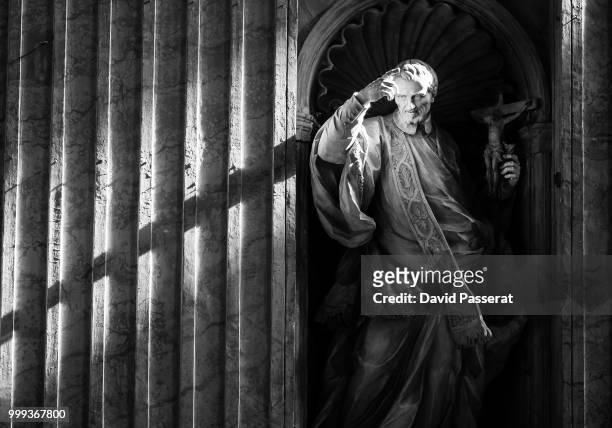 religious statue in st peter basilica. - vaticaanstad staat stockfoto's en -beelden