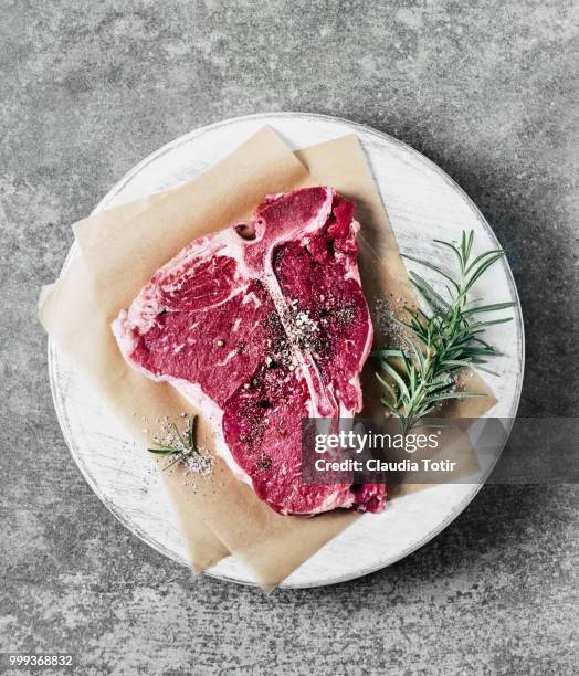 t-bone steak - t bone steak stock pictures, royalty-free photos & images