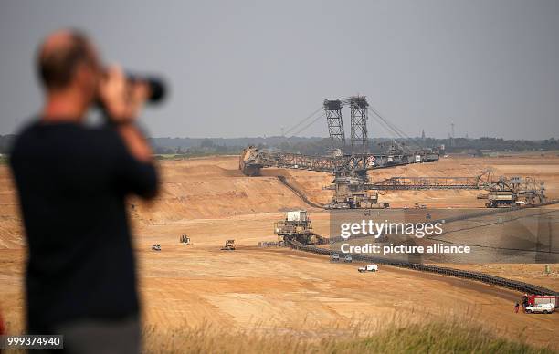 Dpatop - Journalists peering into the Garzweiler surface mine near Erkelenz, Germany, 25 August 2017. Environment activists are attempting to occupy...