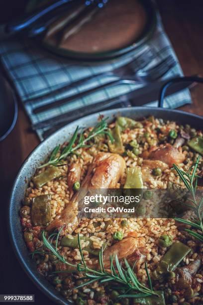 chicken paella with green beans, peas and paprika - gmvozd stock pictures, royalty-free photos & images