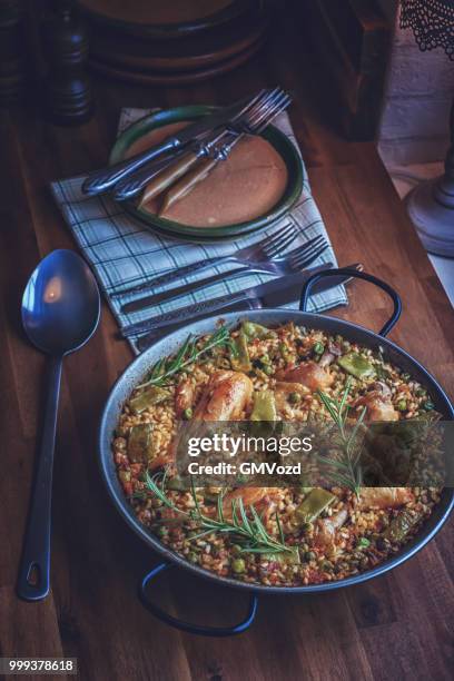 chicken paella with green beans, peas and paprika - gmvozd stock pictures, royalty-free photos & images