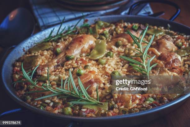 chicken paella with green beans, peas and paprika - gmvozd stock pictures, royalty-free photos & images