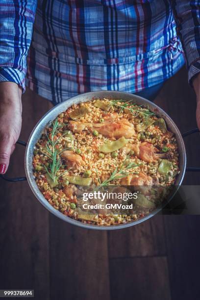 chicken paella with green beans, peas and paprika - gmvozd stock pictures, royalty-free photos & images