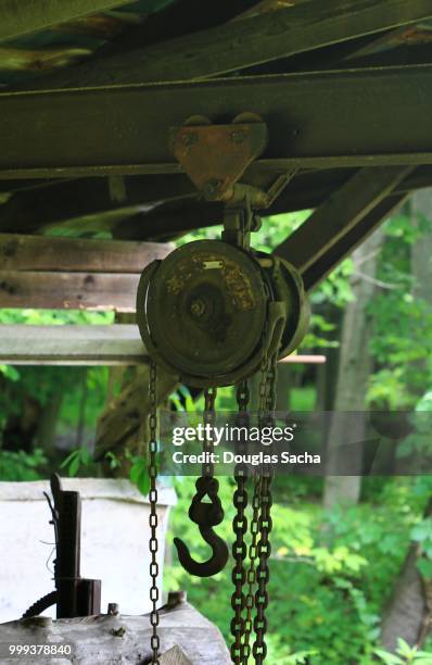 manual operated hoisting crane - jib stockfoto's en -beelden