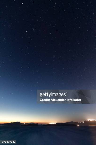 one starry night on santorini - alexander ipfelkofer stock pictures, royalty-free photos & images