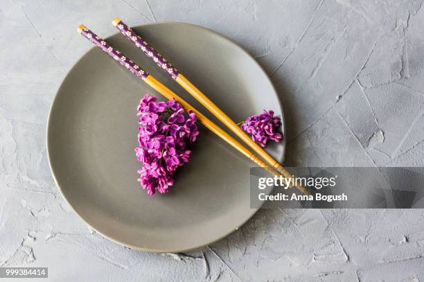 spring concept with lilac flowers - ginger flower stockfoto's en -beelden