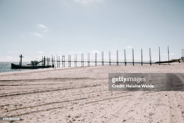 the wooden pier to the ferry boat from texel to vlieland - friesland noord holland stock-fotos und bilder