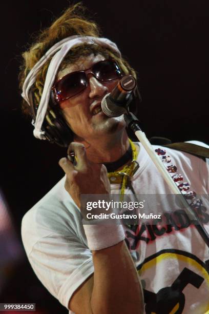 Cristian 'Pity' Alvarez of Intoxicados performs during Pepsi Music festival 2008 on April 4, 2008 in Buenos Aires, Argentina.