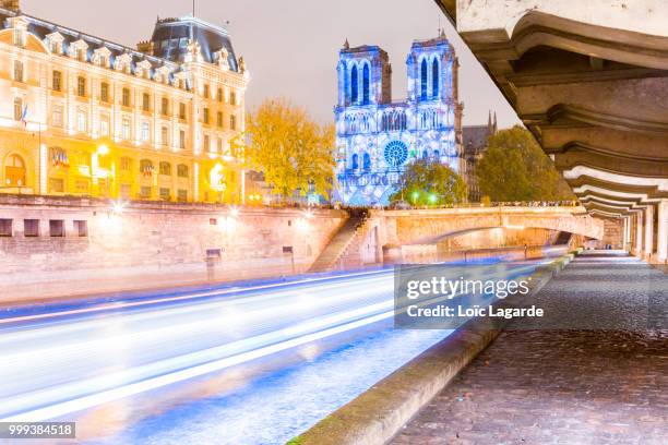 light show on notre dame de paris - lagarde 個照片及圖片檔