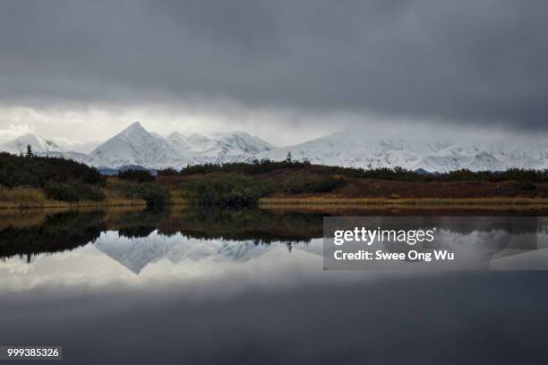 alaskan range reflection in dramatic weather - wu stock-fotos und bilder