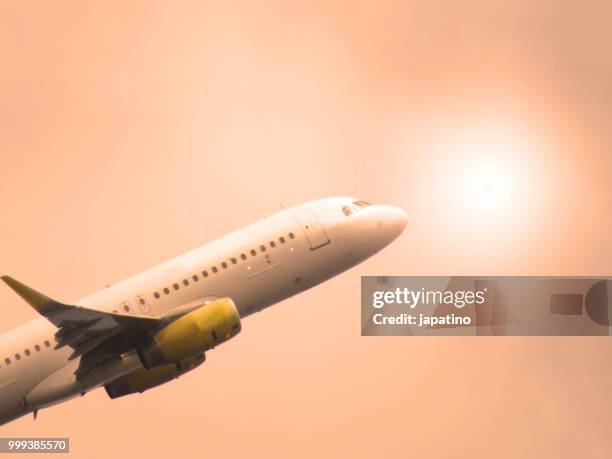 commercial airplane taking off at sunset - ponto de vista de helicóptero - fotografias e filmes do acervo