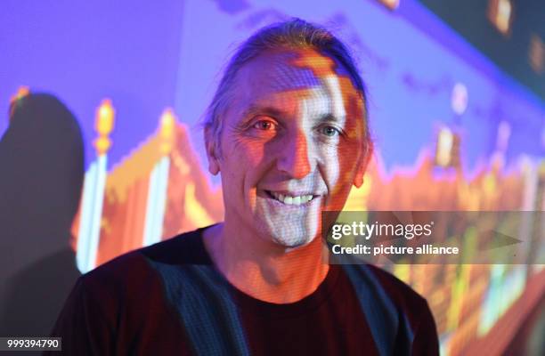 Martin Haeberle is standing in front of the installation "Bubbles" by Wolfgang Muench and Kiyoshi Furukawa from 2000 in the exhibition Gameplay in...