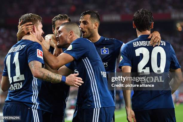 Hamburg's team celebrates Andre Hahn's goal during the German Bundesliga soccer match between 1. FC Cologne and Hamburger SV in the...