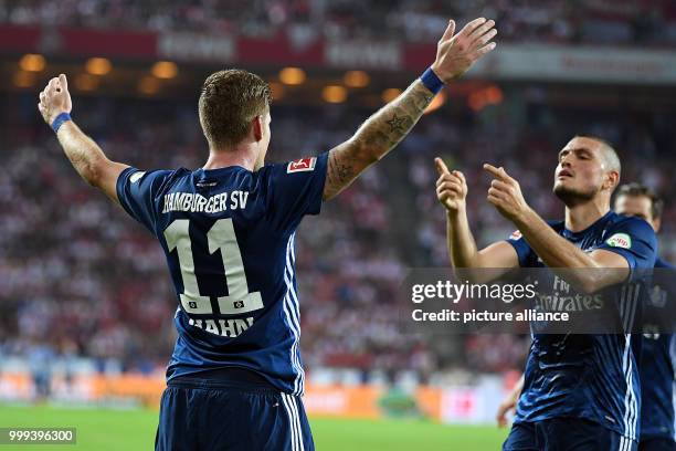 Hamburg's team celebrates Andre Hahn's goal during the German Bundesliga soccer match between 1. FC Cologne and Hamburger SV in the...