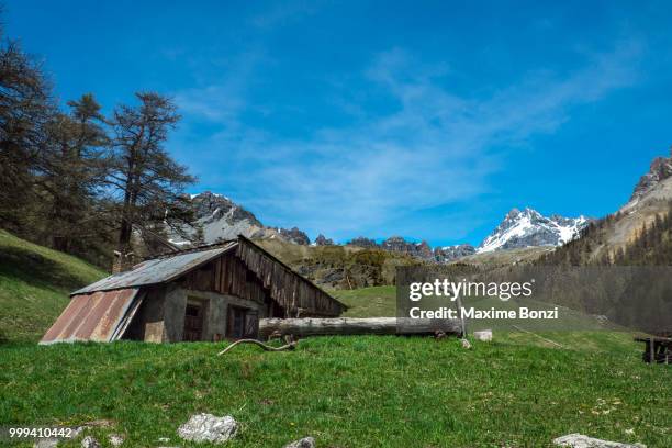 chalet au dessus de soulier - au dessus de stock pictures, royalty-free photos & images