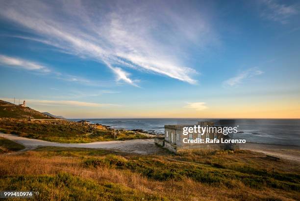 luz de atardecer sobre silleiro - atardecer stock pictures, royalty-free photos & images