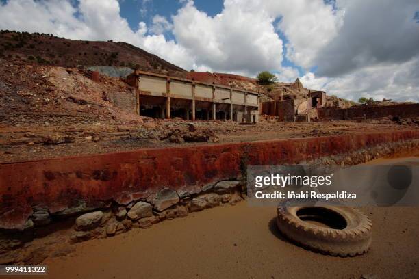 abandoned mine - iñaki respaldiza foto e immagini stock