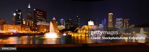 chicago skyline and buckingham fountain at night. - fotografia stockfoto's en -beelden