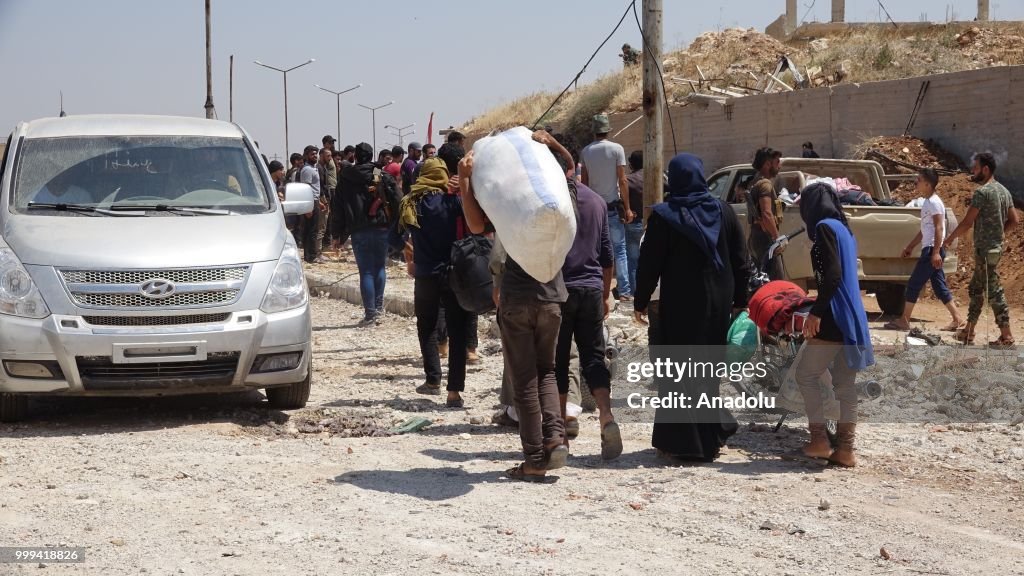 1st convoy of regime opponents leaves Syrias Daraa