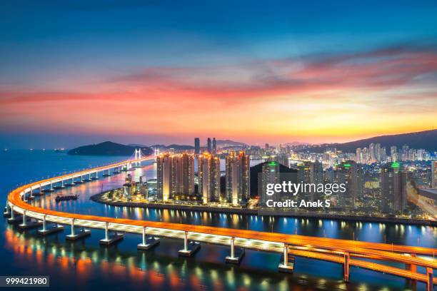 sunset in busan city with building - s night of comedy benefiting the natural resources defense council arrivals stockfoto's en -beelden