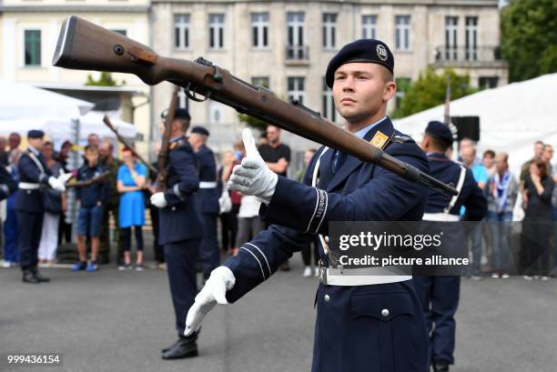 Dpatop - Visitors follow a presentation of the exercise team of the guard battalion at the Ministry of Defence in Berlin, Germany, 26 August 2017....