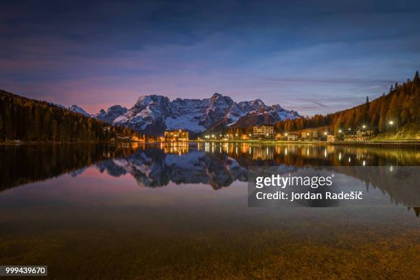 lago di misurina in the night - lago reflection stockfoto's en -beelden
