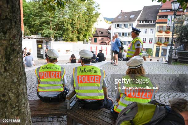 Dpatop - Three police officers of the "Anti Conflict Team" can be seen sitting together half an hour before the start of a demonstration of the...