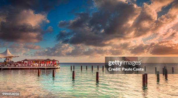 sunset in terrace cafe, bonaire - caribisch nederland stockfoto's en -beelden