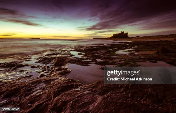 bamburgh first light (yesteryear) - michael atkinson fotografías e imágenes de stock