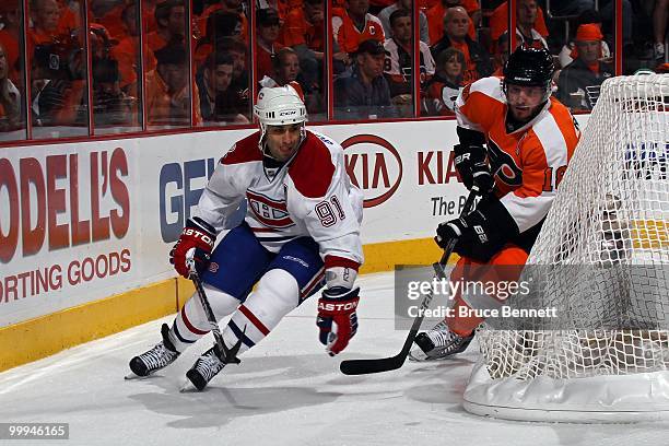 Scott Gomez of the Montreal Canadiens skates against Mike Richards of the Philadelphia Flyers in Game 1 of the Eastern Conference Finals during the...