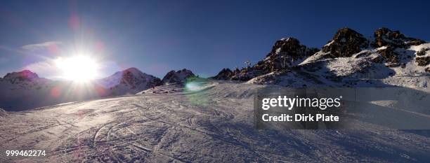 late on the piste - dirk ストックフォトと画像