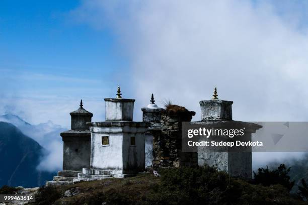 monastries - puerta de la ciudad fotografías e imágenes de stock