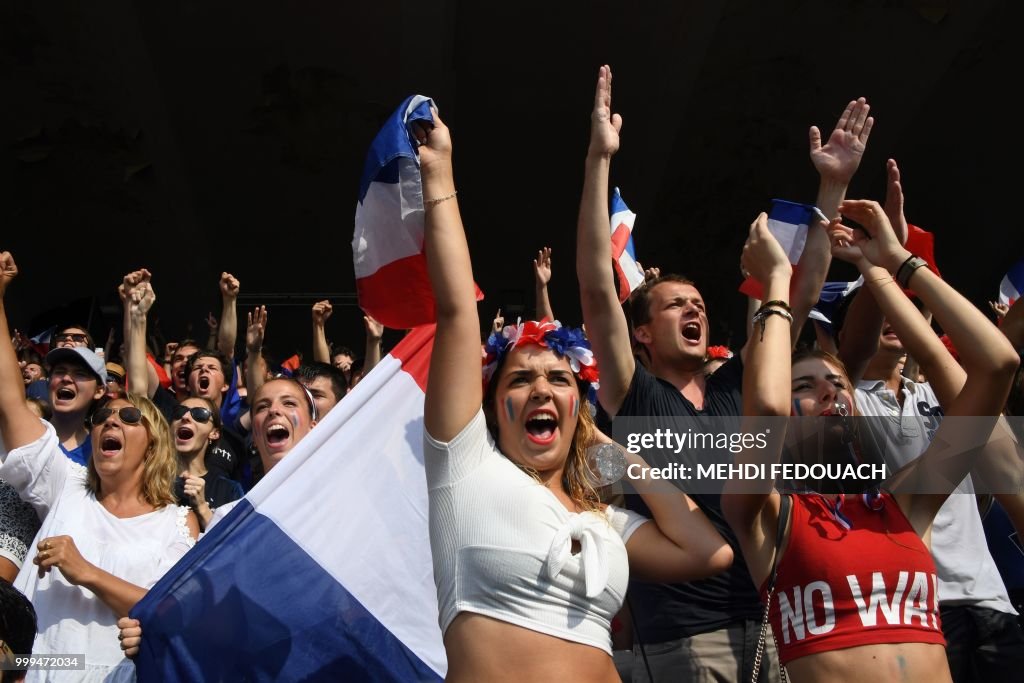 TOPSHOT-FBL-WC-2018-FRA-CRO-FANS